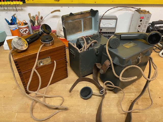 a TM 16 beneath a desktop set used in the french army
